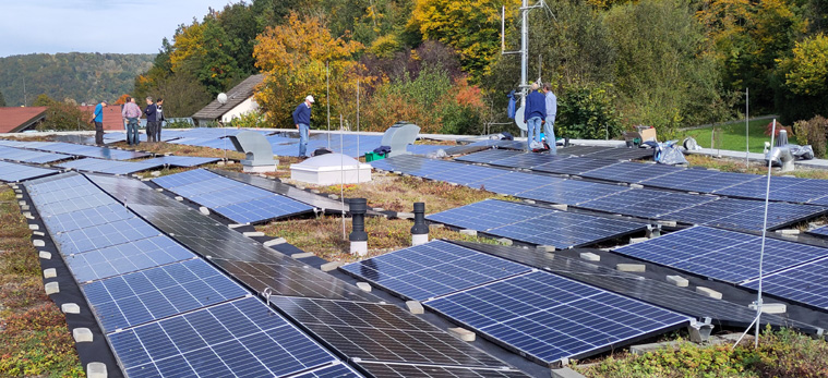 Folie zwischen PV-Modulen auf einem Gründach